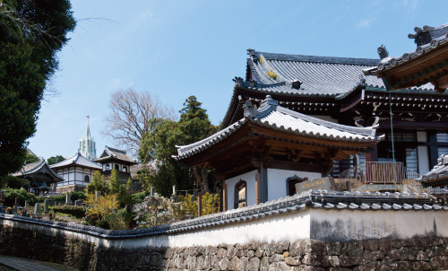 【長崎県平戸市】寺院と教会の見える風景